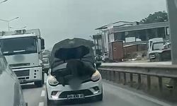 Bursa'da seyir halindeki otomobilin kaputunu açarak tamir yaptı