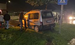 Bursa’da kontrolden çıkan araç ağaca çarptı: 2 yaralı