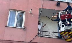 Hastaneye yatmamak için polise bıçak çekip direndi..