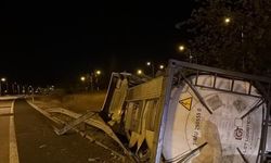 Havsa'da kimyasal yüklü tır bariyerlere çarparak devrildi