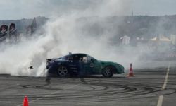 Asfaltı yakıp geçtiler: Tekirdağ’da nefes kesen drift şovu