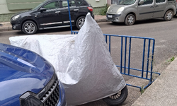 Motosikletler Yağmurdan Örtülerle Korunuyor