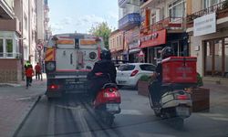Temizlik aracının arkasında trafik oluştu, bazı motosikletliler kaldırıma yöneldi