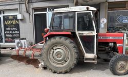 Ara Sokağa Park Edilen Traktör Tepki Çekti