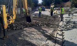 Büyükkarıştıran’da Yol ve Kaldırım Çalışmaları Sürüyor