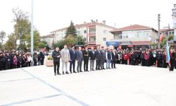 Büyükkarıştıran’da 29 Ekim İçin Çelenk Sunma Töreni Düzenlendi
