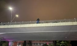 İntihar etmek için köprüye çıkan şahsı polis ekipleri ikna etti