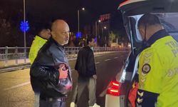 Alkollü sürücü ‘burada çevirme olmaz’ dedi, yoldan geçen araçları durdurmaya çalıştı