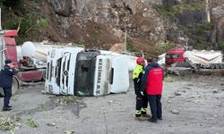 Tır parkında yamaçtan kopan dev kaya parçaları can aldı