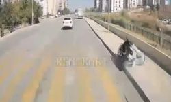 Motosikletin direğe çarptığı kaza kamerada