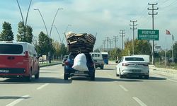 Bursa’da otomobilin üzerine yüklediği kartonlarla trafikte ilerledi
