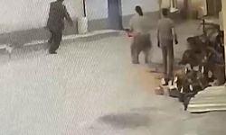 Kadının motorlu testere ile yaşlı adamı korkuttuğu anlar kamerada