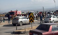 MHP'li milletvekili ve il başkanının konvoyunda kaza: 1 ölü, 4 yaralı