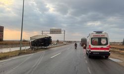 Babaeski'de bariyerlere çarpan kamyon devrildi: 1 yaralı
