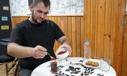 Acısız yaşayamıyor: Tatlıya bile pul biber atıp yiyor