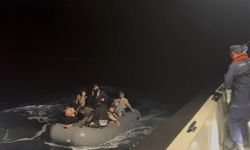 Çanakkale'de lastik botla sürüklenen 14 kaçak göçmen kurtarıldı