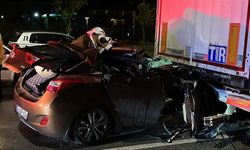 Otomobil lastiği patlayan tıra ok gibi saplandı: 2 yaralı