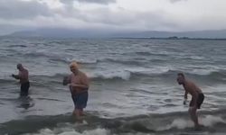 İznik Gölü'nde soğuğa ve dalgalara inat böyle yüzdüler