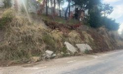 Bursa'da yağışlar istinat duvarını yıktı, duvar parçaları yola düştü