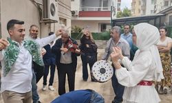Mersin'de ilginç gelin alma: Damat, vinç sepetiyle 4. kata çıkarak gelini aldı