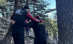 Bin 835 rakımlı zirvede mahsur kalan birisi yaralı 2 kişi 14 saatlik operasyonla kurtarıldı