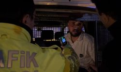 Bursa'da alkollü sürücü, polis uygulamasından kaçarken trafik lambasına çarptı