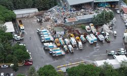 Eyüpsultan’da çöp toplaması gereken kamyonlar garajda bekliyor