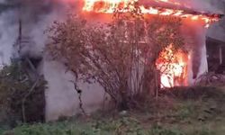 Uykusunda tek katlı evi küle döndü, camdan atlayarak canını kurtardı