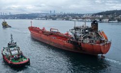 Karadeniz'de dron saldırısına uğrayan tankerin geçişi nedeniyle İstanbul Boğazı trafiğe kapandı