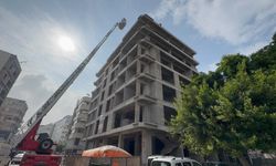 7 katlı binanın tepesinde intihara kalkışan kişi 2 saatlik çabayla ikna edildi