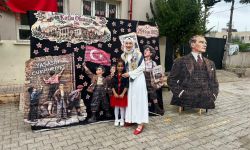 Yağmura aldırış etmeden Atasına şemsiye tutan küçük kızın davranışı yürekleri ısıttı