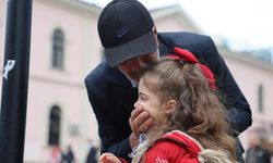 Anaokulu öğrencileri "Ölürüm Türkiyem" şarkısını söyledi, yaşlı adam gözyaşı döktü