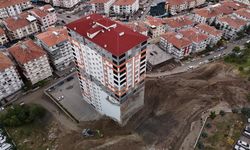 İstinat duvarı yıkılan apartmanın ortaya çıkan temeli, estetikten uzak görüntüsünü gözler önüne serdi