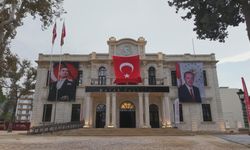 Depremin ardından yeniden inşa edilen 98 yıllık tarihi valilik binasında saat 04.17'de sabitlendi