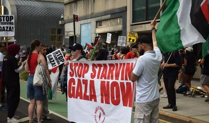 BM Genel Merkezi önünde protestoculardan "Gazze'de açlığa son verin" çağrısı