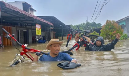 Endonezya’daki sel felaketinde afetzedeler ağaçlara tutunarak kurtarılmayı bekledi