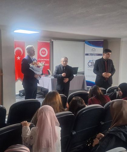 Gençlere Yönelik Aile Temalı Konferans Düzenlendi