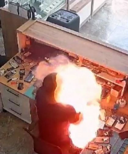 Telefon bataryası bomba gibi patladı
