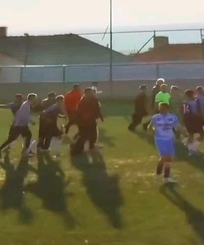 Taraftarlar sahaya girdi, maç tatil edildi