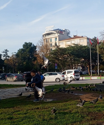 Kırklareli’nde Yazdan Kalma Gün: Meydanda Güvercinlerle Renkli Anlar