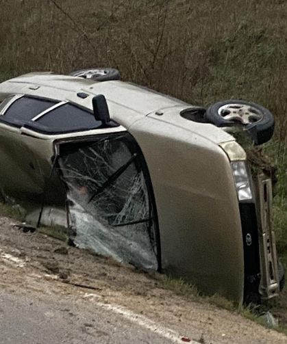 Yoğun sis beraberinde kaza getirdi: Devrilen otomobil sürücüsü yaralandı
