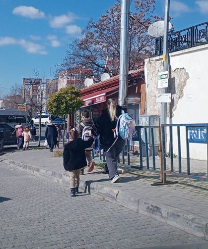 Huzurevi Duvarındaki Risk Sürüyor: Öğrenciler Yoldan Yürümek Zorunda Kalıyor