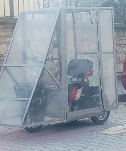 Elektrikli Bisiklete İlginç Çözüm: Soğuk ve Yağmura Karşı “Kabinli” Önlem