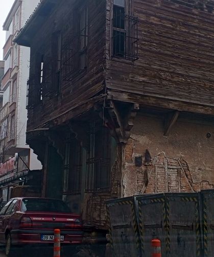 Hasanpaşa Caddesi’nde Metruk Tarihi Bina Endişe Yaratıyor