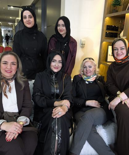 BAŞARILI ERKEĞİN ARKASINDAKİ KADIN