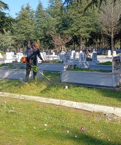 Pehlivanköy’de Bayram Öncesi Mezarlık Temizliği