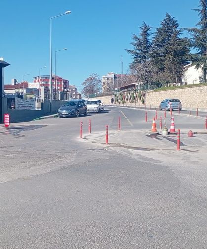 Sağlık Yerleşkesi Önündeki Plastik Dubalardan Oluşturulan Kavşak Kalıcı Hale Dönüşüyor