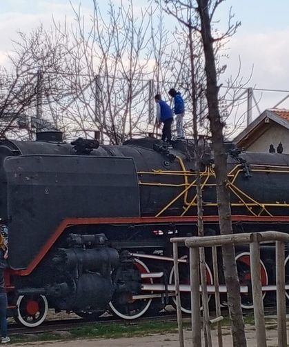 Tarihi Trene Tırmanan Çocuklar Tehlike Saçıyor
