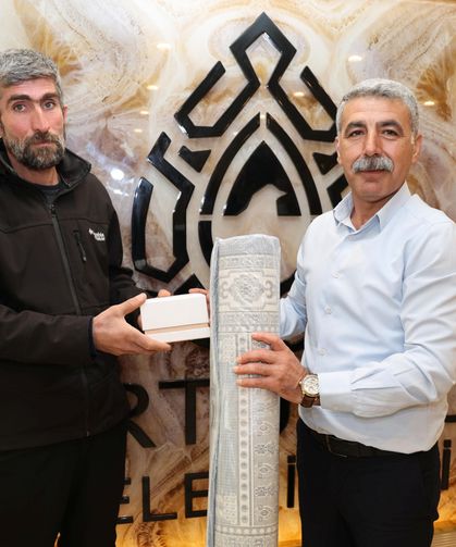 Artuklu Belediyesinden özverili temizlik işçilerine anlamlı ödül