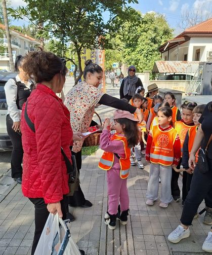 Köyceğiz’de minik öğrencilerden kadınlara anlamlı jest